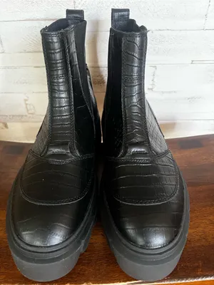 Sorel Women's Caribou X Platform Chelsea Boots in size 9. thumbnail 6