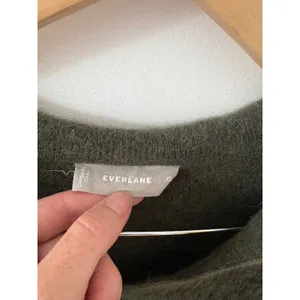 Everlane Alpaca Waffle-Stitch Polo Sweater Olive Green XS Relaxed V-Neck Knit thumbnail 2
