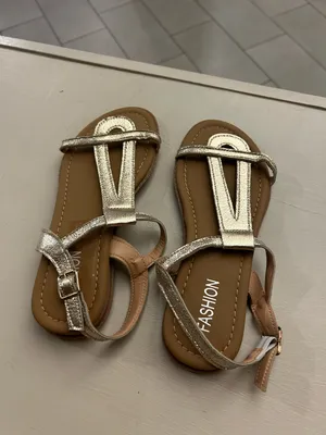 Metallic Silver T-Strap Sandals 8 1/2 Fashion thumbnail 4