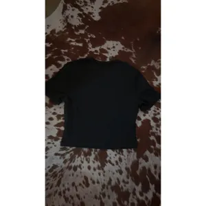 Maneater Graphic Crop Top Black Red Text Short Sleeve Crew Neck Tee Medium thumbnail 3