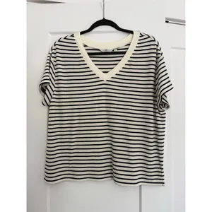 $98 Vineyard Vines White Navy striped Vneck Sweatshirt tee - XS thumbnail 2