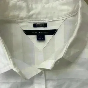 Tommy Hilfiger Boyfriend Fit White On White Button Down Blouse Size Medium thumbnail 5