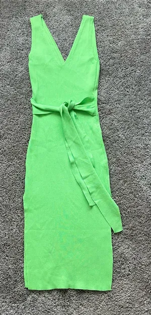 Sleeveless V-Neck Tie-Waist Green Knit Dress thumbnail 1