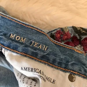 American Eagle Mom Jeans Embroidered Ripped High Waist Ankle Light Wash 00 thumbnail 9