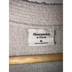 Abercrombie & Fitch Gray Knit Long Sleeve Cropped Cardigan Sweater Top Size M thumbnail 3