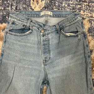 Women’s Abercrombie asymmetrical jeans size 8 thumbnail 2