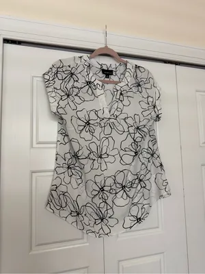 Fortune + Ivy White Floral V-Neck Cap Sleeve Blouse thumbnail 3