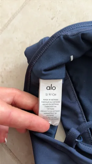 Alo Airlift Intrigue Yoga Sports Bra Navy thumbnail 4