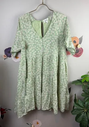 &Merci Green & White Floral V-Neck Shift Tiered Dress - Size - Small thumbnail 1