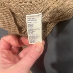American Eagle Wool Blend Knit Sweater Tan Size XS. 3 button detail on sleeve. thumbnail 4