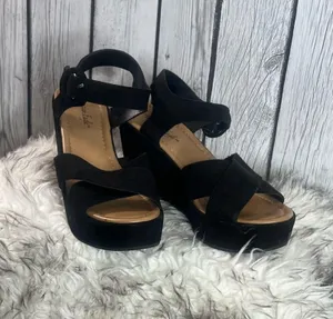 American Eagle black platform sandals – stylish and super comfy! Size 7.5, brand new, never worn. thumbnail 2