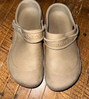 Crocs tan closed toe washable 8/10 rubber slip on clogs thumbnail 1