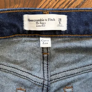 Abercrombie Curve Love Baggy Low Rise Dark Wash Straight Jean 90s 28/6 SHORT thumbnail 2