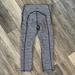 Athleta Ultimate Linear Lines Capri Leggings Size Small thumbnail 6