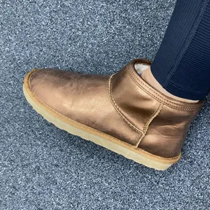 Arizona Jeans bronze brown foil mini ugg boots ankle shearling lined 7.5 thumbnail 14