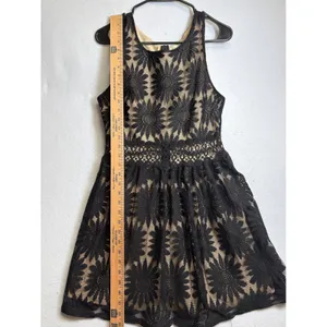 Socialite Black Floral Lace Sleeveless Mini Dress Tan Lining Size L thumbnail 9