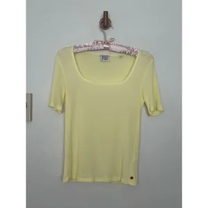 SCOTCH & SODA Fitted Ribbed Scoop-Neck T-Shirt Butter Yellow Square Neck thumbnail 2