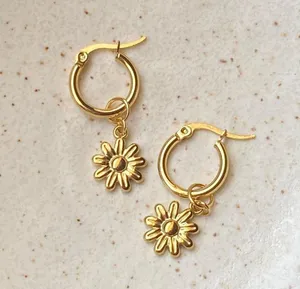 Handmade cute retro cottage fairy style gold tone mini flower necklace 🌼 thumbnail 7
