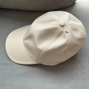 Alo Yoga Satin Off-Duty Cap Crème thumbnail 3