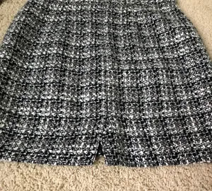 Banana Republic Black and white mid thigh knit skirt never Worn thumbnail 2