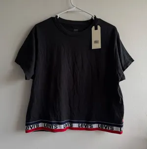 Levis Womens Black Cropped Logo Hem T-Shirt Short Sleeve Crew Neck 393890027 XS thumbnail 1