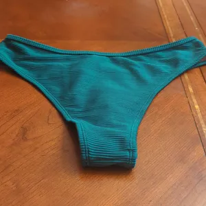 Cupshe Emerald Green Ribbed Bikini Size Large thumbnail 6