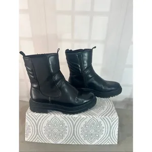 A New Day Black Faux Leather Chunky Platform Laura Gore Chelsea Boot Size 11 thumbnail 2