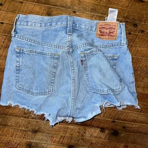 Levi's 501 medium wash cutoff W27 denim cutoff shorts thumbnail 3