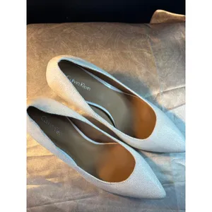 Calvin Klein White Textured Pointed Toe Stiletto Pumps Heels Silver Logo Accent thumbnail 8