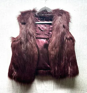 Express Women's Plum Faux Fur Vest Large Burgundy Purple Boho Glam Shaggy Winter thumbnail 1