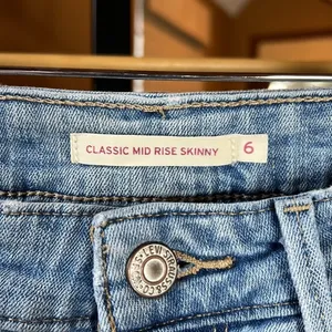 Levi’s Classic Mid Rise Skinny Jeans Light Wash Stretch W28 L30 Size 6 thumbnail 5