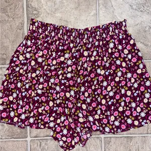 PINK Victoria's Secret Floral Shorts thumbnail 4