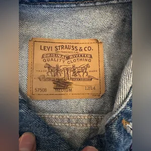 Vintage Levi's Denim Trucker Jacket Women’s Medium Made in USA 90s Jean Jacket thumbnail 4