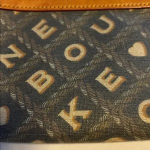 Dooney& Bourke Signature Coated Wristlet Clutch Tan And Light Black Cream Color thumbnail 4
