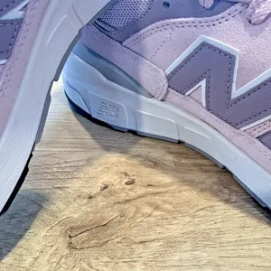 New Balance 977R Unisex Pink‎ Suede RETRO Sneakers NWOB thumbnail 2