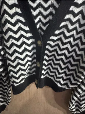 Women’s Blu Pepper Black & White Chevron Button-Front Cardigan Size Small thumbnail 2