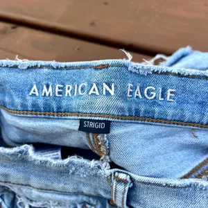 American Eagle Jean Shorts Relaxed Light Wash Distressed Strigid Denim Size 4 thumbnail 3