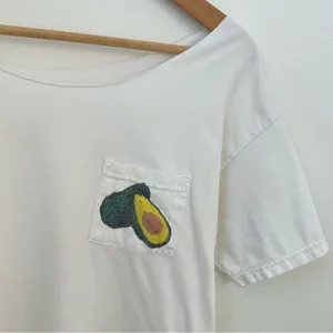 Avocado Graphic Pocket Off the Shoulder Tee White Size M thumbnail 2