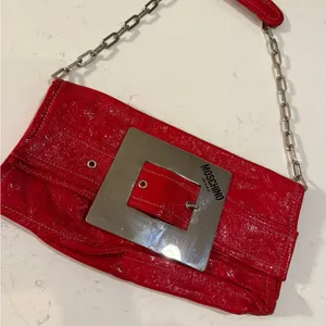 Vintage Moschino Shiny Patent Leather Red Clutch Bag Handbag Chain Strap POuch thumbnail 2