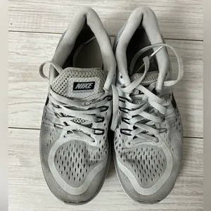 Nike Flex 2017 RUN woman’s Size 6.5 Pure Platinum Gray sneakers thumbnail 5