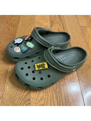 Crocs Classic Clog Olive Green Clogs Men’s 6 Women’s 8 w/ Jibbitz Charms thumbnail 5