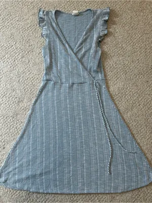 Caution To The Wind V-neck Dusty Blue Dress Knee Length Women Small Short Sleeve thumbnail 1