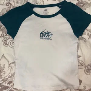 Levi’s Baby Tee thumbnail 1
