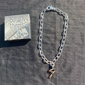 💎🩶 Vintage 1990s 90s NWT Fender Stainless Steel Silver Tone Metal Big 7 / F Pendant Chain and Necklace $19.99 🩶💎 thumbnail 3