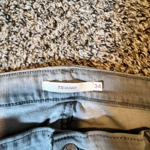 Levis 711 Skinny Jeans Womens 34 Grey Mid‎ Rise Stretch Denim Pants 18881-0220 thumbnail 2