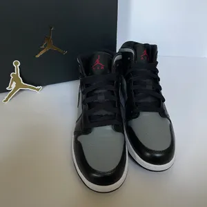 Air Jordan 1 Mid Shoes thumbnail 2