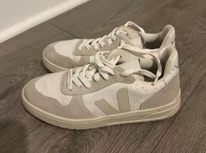 VEJA Sneakers thumbnail 1