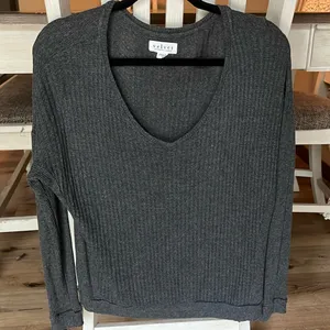 Grey long sleeved v thumbnail 1