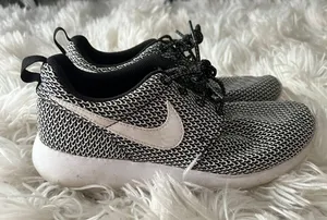 Nike Black And White Rosche thumbnail 1