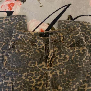 LIONESS NWOT Leopard Print Baggy Jeans thumbnail 4